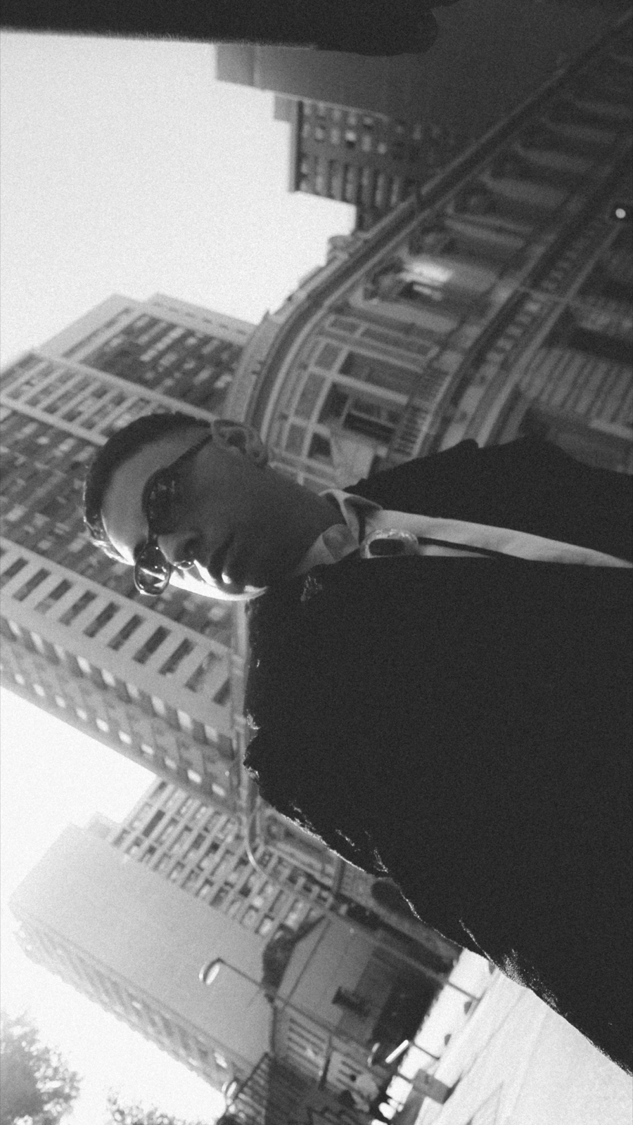 ProdMarvin en blanco y negro en una calle de Santiago